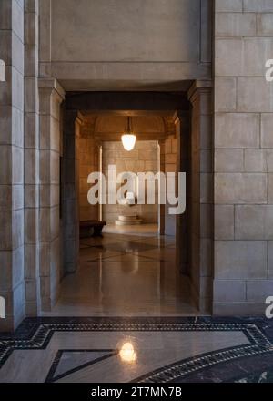 Der Flur führt zum Trinkbrunnen im Nebraska State Capitol in Lincoln Stockfoto
