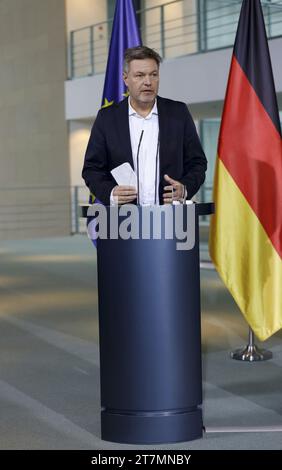 Berlin, Deutschland, 15. November 2023. Dr. Robert Habeck, Bundeswirtschaftsminister, während der Pressekonferenz im Bundeskanzleramt. Stockfoto