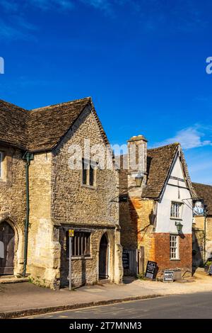 Das historische George Inn an der West Street ist eine beliebte Touristenattraktion in Lacock Village, Wiltshire, England, Großbritannien Stockfoto