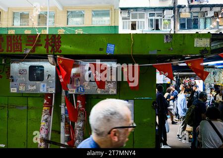 Hongkong, China. November 2023. Die Flagge von China und Hongkong wird in einem öffentlichen Bereich angezeigt. (Kreditbild: © Keith Tsuji/ZUMA Press Wire) NUR REDAKTIONELLE VERWENDUNG! Nicht für kommerzielle ZWECKE! Stockfoto