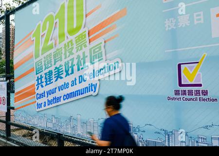 Hongkong, China. November 2023. Das Banner der Wahl 2023 des bezirksrats ist ein öffentlicher Bereich. Die Wahlen zum Hong Kong District Council 2023 sind für alle 18 District Councils von Hongkong am 10. Dezember 2023 geplant. Unter Hongkongs erstem "nur für Patrioten"-bezirksrat-Rennen ist dies die erste Wahl in Hongkong, bei der nur Pro-Peking-Kandidaten teilnehmen. (Kreditbild: © Keith Tsuji/ZUMA Press Wire) NUR REDAKTIONELLE VERWENDUNG! Nicht für kommerzielle ZWECKE! Stockfoto