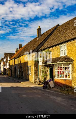 Die historische und traditionelle Lacock Bakery in der Church Street ist eine beliebte Touristenattraktion in Lacock Village, Wiltshire, England, Großbritannien Stockfoto