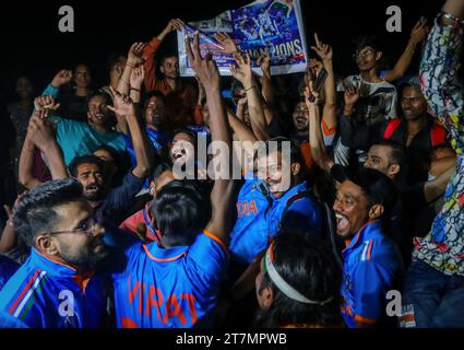 Mumbai, Maharashtra, Indien. November 2023. Indische Cricket-Fans feiern den Sieg ihres Teams im Halbfinale des ICC Cricket World Cup gegen Neuseeland vor dem Wankhede Stadium in Mumbai, Indien, am 15. November 2023. (Kreditbild: © Niharika Kulkarni/ZUMA Press Wire) NUR REDAKTIONELLE VERWENDUNG! Nicht für kommerzielle ZWECKE! Stockfoto