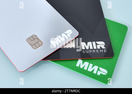 Moskau, Russland - 11. November. 2023. Mir - russisches elektronisches Zahlungssystem für Banküberweisungen und Karten Stockfoto