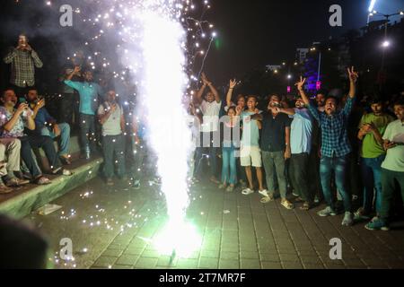 Mumbai, Maharashtra, Indien. November 2023. Indische Cricket-Fans zünden Feuerwerkskörper an, während sie am 15. November 2023 den Sieg ihres Teams im Halbfinalspiel des ICC Cricket World Cup gegen Neuseeland vor dem Wankhede Stadium in Mumbai, Indien, feiern. (Kreditbild: © Niharika Kulkarni/ZUMA Press Wire) NUR REDAKTIONELLE VERWENDUNG! Nicht für kommerzielle ZWECKE! Stockfoto