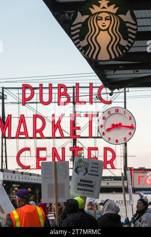 Seattle, USA. November 2023. Demonstranten und Verbündete vor dem ikonischen 1st and Pike Starbucks Store gegenüber dem geschäftigen Pike Place Market im Herzen der Innenstadt von Seattle. Der bundesweite Red Cup Rebellion Strike beginnt heute. Die Arbeiter protestieren gegen unfaire Arbeitspraktiken, da im ganzen Land immer mehr Geschäfte zur Gewerkschaft wechseln. Hunderte von Red Cup Rebellion-Streiks in Starbucks Stores sind heute im ganzen Land geplant, was den größten Starbucks-Streik in der Geschichte darstellt. Quelle: James Anderson/Alamy Live News Stockfoto