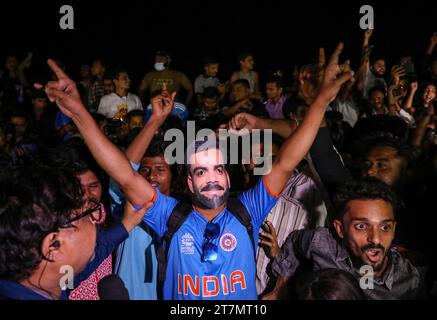 Mumbai, Maharashtra, Indien. November 2023. Indische Cricket-Fans feiern den Sieg ihres Teams im Halbfinale des ICC Cricket World Cup gegen Neuseeland vor dem Wankhede Stadium in Mumbai, Indien, am 15. November 2023. (Kreditbild: © Niharika Kulkarni/ZUMA Press Wire) NUR REDAKTIONELLE VERWENDUNG! Nicht für kommerzielle ZWECKE! Stockfoto