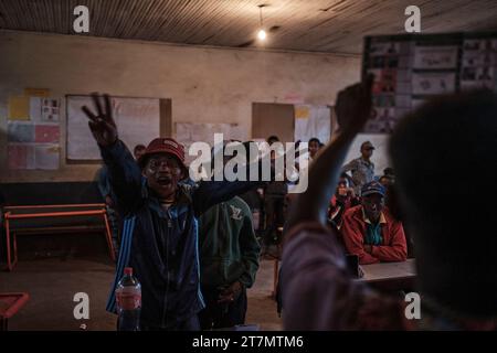 Antananarivo, Analamanga, Madagaskar. November 2023. Nanisana, Antananarivo, 16. November 2023, ein Mann hebt beide Arme, als er die Nummer seines Kandidaten hört. © iAko Randrianarivelo/Zuma Press (Kreditbild: © iAko Randrianarivelo/ZUMA Press Wire) NUR REDAKTIONELLE VERWENDUNG! Nicht für kommerzielle ZWECKE! Stockfoto