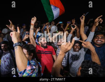 Mumbai, Maharashtra, Indien. November 2023. Indische Cricket-Fans feiern den Sieg ihres Teams im Halbfinale des ICC Cricket World Cup gegen Neuseeland vor dem Wankhede Stadium in Mumbai, Indien, am 15. November 2023. (Kreditbild: © Niharika Kulkarni/ZUMA Press Wire) NUR REDAKTIONELLE VERWENDUNG! Nicht für kommerzielle ZWECKE! Stockfoto