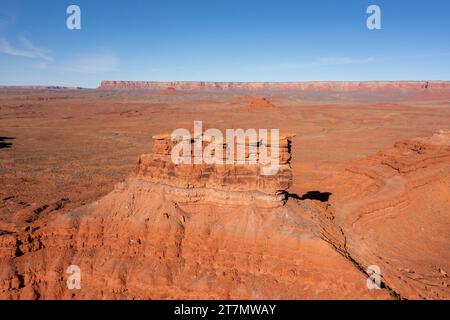 The Seven Sailors, ein Sandsteinmonolith im Valley of the Gods in the Bears Ears National Monument in Utah. Cedar Mesa ist dahinter. Stockfoto