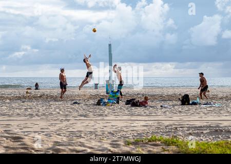 Santa Monica, Kalifornien, USA - 5. Mai 2023: Volleyball an einem bewölkten Tag am Strand von Santa Monica Stockfoto