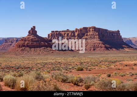 Franklin Butte (links) & Battleship Rock, Valley of the Gods, Bears Ears National Monument in Utah. Cedar Mesa ist im Hintergrund. Stockfoto