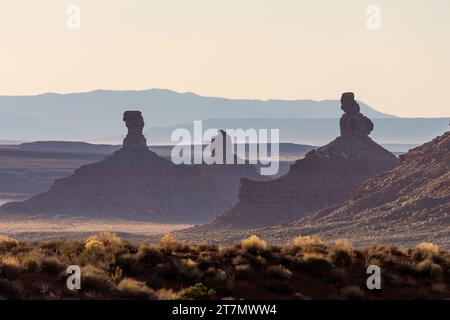 L-R, Rooster Butte, Setting Hen Butte & Franklin Butte im Valley of the Gods, Bears Ears National Monument, Utah. Stockfoto