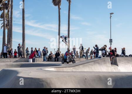 Venice Beach, Kalifornien, USA - 7. Mai 2023: Skateboard im Venice Beach Skatepark at Sunset, LA, Kalifornien Stockfoto