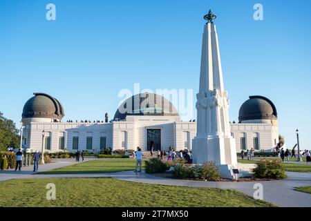 Los Angeles, Kalifornien - 6. Mai 2023: Voller Blick auf das Griffith Observatory mit Menschen, die in Los Angeles, Kalifornien, vorbeilaufen. Stockfoto