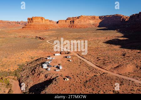 Camper im Tal der Götter, um die ringförmige Sonnenfinsternis vom 14. Oktober 2023 zu sehen. Bears Ears National Monument, Utah. Stockfoto