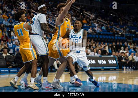 Während eines NCAA-Basketballspiels für Männer am Mittwoch, den 15. November 2023, im Pauley Pavilion in Westwood, CA. Die Bruins besiegten die Haie 78–58. (Jon Ende Stockfoto