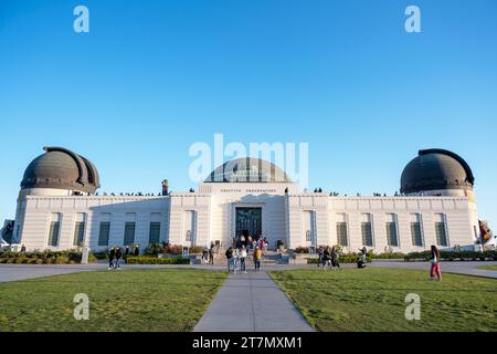 Los Angeles, Kalifornien - 6. Mai 2023: Voller Blick auf das Griffith Observatory mit Menschen, die in Los Angeles, Kalifornien, vorbeilaufen. Stockfoto