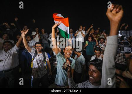 Mumbai, Maharashtra, Indien. November 2023. Indische Cricket-Fans feiern den Sieg ihres Teams im Halbfinale des ICC Cricket World Cup gegen Neuseeland vor dem Wankhede Stadium in Mumbai, Indien, am 15. November 2023. (Kreditbild: © Niharika Kulkarni/ZUMA Press Wire) NUR REDAKTIONELLE VERWENDUNG! Nicht für kommerzielle ZWECKE! Stockfoto