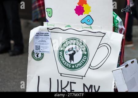 Seattle, USA. November 2023. Demonstranten und Verbündete vor dem ikonischen 1st and Pike Starbucks Store gegenüber dem geschäftigen Pike Place Market im Herzen der Innenstadt von Seattle. Der bundesweite Red Cup Rebellion Strike beginnt heute. Die Arbeiter protestieren gegen unfaire Arbeitspraktiken, da im ganzen Land immer mehr Geschäfte zur Gewerkschaft wechseln. Hunderte von Red Cup Rebellion-Streiks in Starbucks Stores sind heute im ganzen Land geplant, was den größten Starbucks-Streik in der Geschichte darstellt. Quelle: James Anderson/Alamy Live News Stockfoto