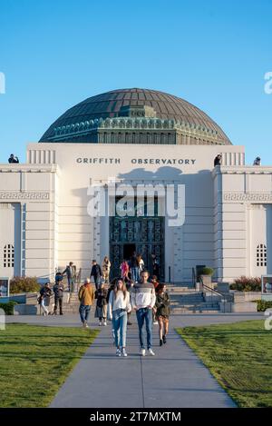 Los Angeles, Kalifornien - 6. Mai 2023: Besucher des Griffith Observatory bei Sonnenuntergang in Los Angeles, Kalifornien. Stockfoto