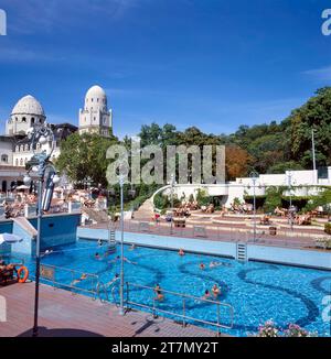 Budapest, Ungarn - 2. September 2019: Berühmte St. Gellert Outdoor Swimmingpool. Dies ist Teil der Gellert Thermalbäder in Budapest. Gellert Medicin Stockfoto