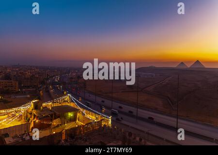 Blick auf Gizeh von oben bei Sonnenaufgang. Gizeh, Ägypten - 16. Oktober 2023. Stockfoto