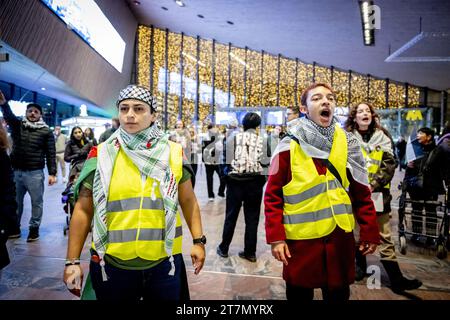 ROTTERDAM - Demonstranten halten einen Sit-in am Hauptbahnhof von Rotterdam ab, eine Form des Protestes, bei dem Demonstranten in Masse auf dem Boden sitzen. Der Protest wurde von einer Aktionsgruppe organisiert, um Solidarität mit Gaza zu zeigen. ANP ROBIN UTRECHT niederlande raus - belgien raus Stockfoto