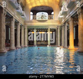 Budapest, Ungarn - 2. September 2019: Berühmte St. Gellert Indoor Swimmingpool. Dies ist Teil der Gellert Thermalbäder in Budapest. Gellert Medicina Stockfoto