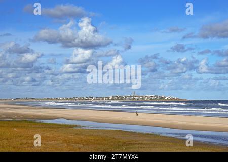 Blick auf den Strand, den Leuchtturm und das Dorf Cabo Polonio entlang der Atlantikküste, Rocha Departement, Uruguay, Südamerika Stockfoto