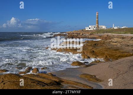 Felsiges Ufer und Leuchtturm am Cabo Polonio entlang der Atlantikküste, Rocha Departement, Uruguay, Südamerika Stockfoto