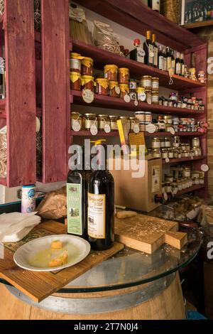 San Quirico, Italien: Kostenlose Olivenölverkostungen in einem lokalen Geschäft mit Olivenöl, Marmeladen und Gelees in San Quirico im Val d'Orcia, Toskana Stockfoto