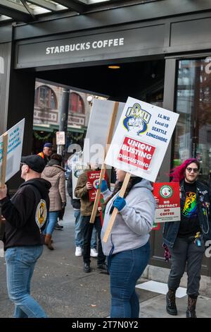 Seattle, USA. November 2023. Demonstranten und Verbündete vor dem ikonischen 1st and Pike Starbucks Store gegenüber dem geschäftigen Pike Place Market im Herzen der Innenstadt von Seattle. Der bundesweite Red Cup Rebellion Strike beginnt heute. Die Arbeiter protestieren gegen unfaire Arbeitspraktiken, da im ganzen Land immer mehr Geschäfte zur Gewerkschaft wechseln. Hunderte von Red Cup Rebellion-Streiks in Starbucks Stores sind heute im ganzen Land geplant, was den größten Starbucks-Streik in der Geschichte darstellt. Quelle: James Anderson/Alamy Live News Stockfoto