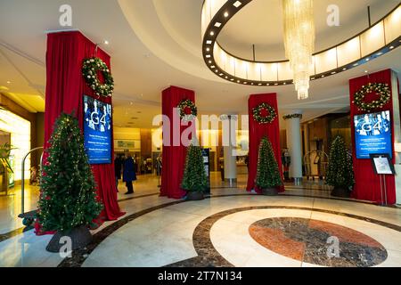 Belfast, Nordirland, Großbritannien - 12. Dezember 2022: Lobby des Europa Hotel, das am meisten bombardiert wurde, mit riesigen Nussknacker und roten Vorhängen Stockfoto