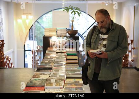 Teheran, Iran. November 2023. Ein Kunde durchstöbert Titel in einem Buchladen im Norden Teherans. Der Iran hat eine reiche literarische Tradition mit einer langen Geschichte der Herstellung einflussreicher Werke der Literatur. Buchhandlungen finden sich in großen Städten und bieten eine Reihe von Titeln an, darunter klassische persische Literatur, zeitgenössische iranische Autoren und übersetzte Werke. (Kreditbild: © Rouzbeh Fouladi/ZUMA Press Wire) NUR REDAKTIONELLE VERWENDUNG! Nicht für kommerzielle ZWECKE! Stockfoto