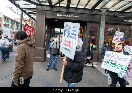 Seattle, USA. November 2023. Demonstranten und Verbündete vor dem ikonischen 1st and Pike Starbucks Store gegenüber dem geschäftigen Pike Place Market im Herzen der Innenstadt von Seattle. Der bundesweite Red Cup Rebellion Strike beginnt heute. Die Arbeiter protestieren gegen unfaire Arbeitspraktiken, da im ganzen Land immer mehr Geschäfte zur Gewerkschaft wechseln. Hunderte von Red Cup Rebellion-Streiks in Starbucks Stores sind heute im ganzen Land geplant, was den größten Starbucks-Streik in der Geschichte darstellt. Quelle: James Anderson/Alamy Live News Stockfoto