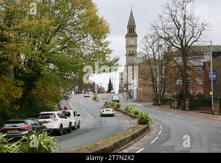 Blick auf das alte Rathaus und den Clock Tower, auf der Market Street, Chorley, Lancashire, Großbritannien, Europa Stockfoto