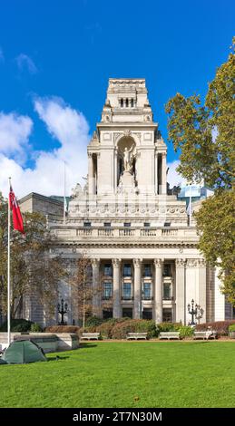 Four Seasons Hotel (ehemals Port of London Authority Building) am 10 Trinity Square, neben Trinity Square Gardens, London, England. Stockfoto