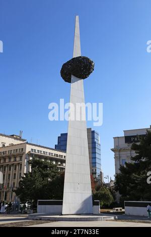 Denkmal der Wiedergeburt (auch bekannt als „Olive on a Cocktail Stick“), Piața Revoluției (Platz der Revolution), Altstadt, historisches Zentrum, Bukarest, Rumänien, Europa Stockfoto