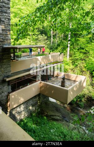 Falling Water hat Frank Lloyd Wright ein Meisterwerk für den ländlichen Wald in Laurel Highlands, Farmington, Pennsylvania, USA entworfen Stockfoto