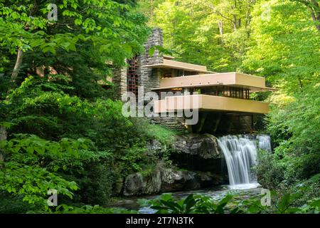 Falling Water hat Frank Lloyd Wright ein Meisterwerk für den ländlichen Wald in Laurel Highlands, Farmington, Pennsylvania, USA entworfen Stockfoto