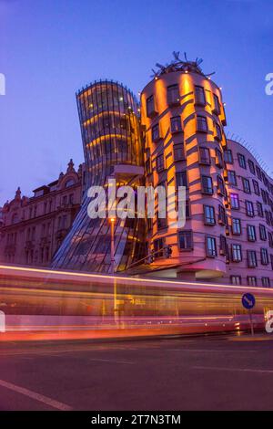 Dancing House of Prague (oder Ginger and Fred Building) ein Juwel moderner Architektur in Prag, Tschechien, bei Nacht. Aufnahmen mit langer Belichtung Stockfoto