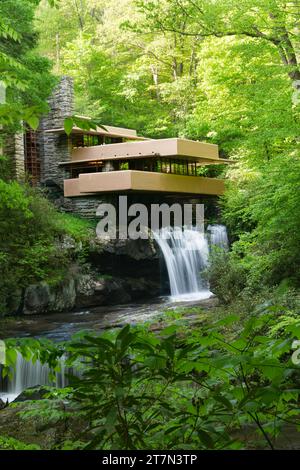 Falling Water hat Frank Lloyd Wright ein Meisterwerk für den ländlichen Wald in Laurel Highlands, Farmington, Pennsylvania, USA entworfen Stockfoto