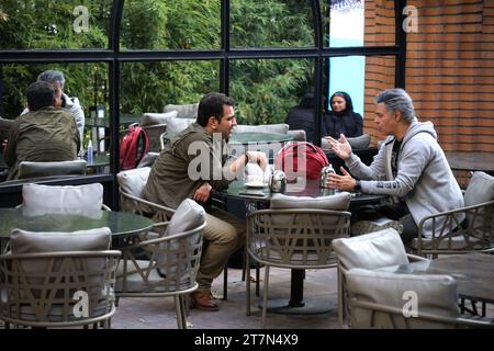 Teheran, Iran. November 2023. Zwei iranische Männer verbringen ihre Zeit in einem Café im Norden Teherans. (Kreditbild: © Rouzbeh Fouladi/ZUMA Press Wire) NUR REDAKTIONELLE VERWENDUNG! Nicht für kommerzielle ZWECKE! Stockfoto