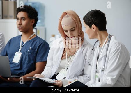 Porträt von Menschen im Publikum beim Medizinsteminar, die in Reihe sitzen und Themen diskutieren Stockfoto