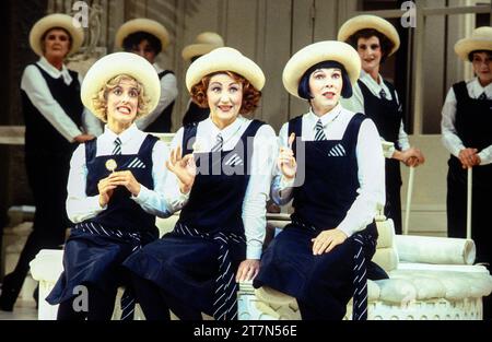 Drei kleine Dienstmädchen - l-r: Mary Plazas (Peep-Bo), Lesley Garrett (Yum-Yum), Ethna Robinson (Pitti-Sing) im MIKADO an der English National Opera (ENO), London Coliseum WC2 21/09/1994 Musik: Arthur Sullivan Libretto: W S Gilbert Dirigent: Sian Edwards Set-Design: Stefanos Lazaridis Kostüme: Sue Blane Original Beleuchtung: Davy Cunningham Anthony van Laast Originalregisseur: Jonathan Miller Stockfoto