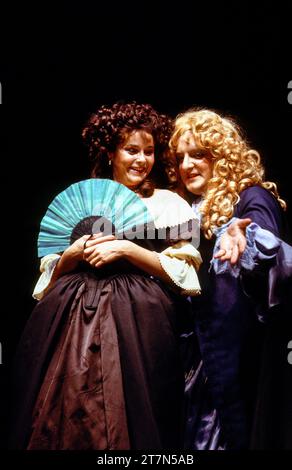 Amanda Root (Harriet), Simon Russell Beale (Sir Fopling Flutter) in THE MAN OF MODE von George Etherege bei der Royal Shakespeare Company (RSC), Swan Theatre, Stratford-upon-Avon, England 13/07/1988 Musik: Ilona Sekacz Design: Ultz Beleuchtung: Clive Morris Bewegung: Michael Popper Regisseur: Garry Hynes Stockfoto