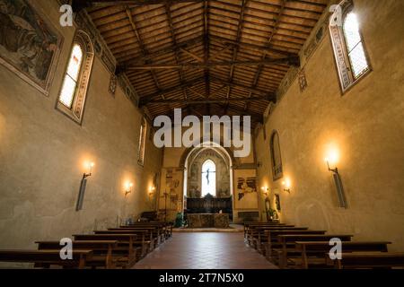 Pienza, Italien: Das Innere der Pieve di Corsignano, einer dunklen mittelalterlichen romanischen Kirche aus dem 7. Jahrhundert. Pienza, Italien Stockfoto