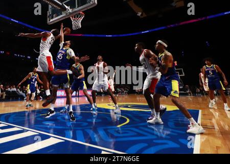 Mexiko-Stadt, Mexiko. November 2023. 13. November 2023 in Mexiko-Stadt, Mexiko. Joao Pereira (45) von den Mexico City Capitanes und Malcolm Hill (33) von der Birmingham Squadron kämpfen um einen Rebound während des Spiels zwischen den Captains of Mexico City und der Birmingham Squadron der NBA G League in der Mexico City Arena. Am 13. November 2023. In Mexiko-Stadt, Mexiko. (Foto: Carlos Santiago/Eyepix Group/SIPA USA) Credit: SIPA USA/Alamy Live News Stockfoto