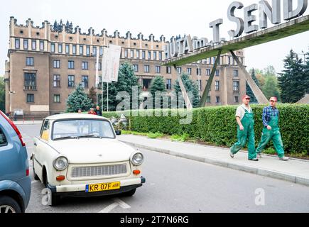 Trabant-Wagen (hergestellt in Ostdeutschland während der kommunistischen Ära) vor Lenins Stahlwerk Nowa Huta, Krakau, Polen, Europa Stockfoto